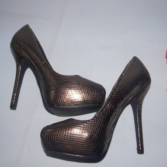 Fergie Bunny Pumps Bronze Snakeskin Style Size 7.5 - Picture 2 of 6